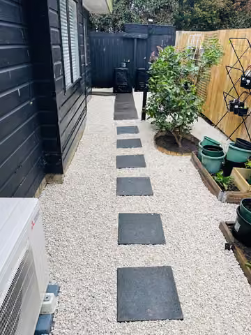 Stepping stones and gravel in a narrow side garden